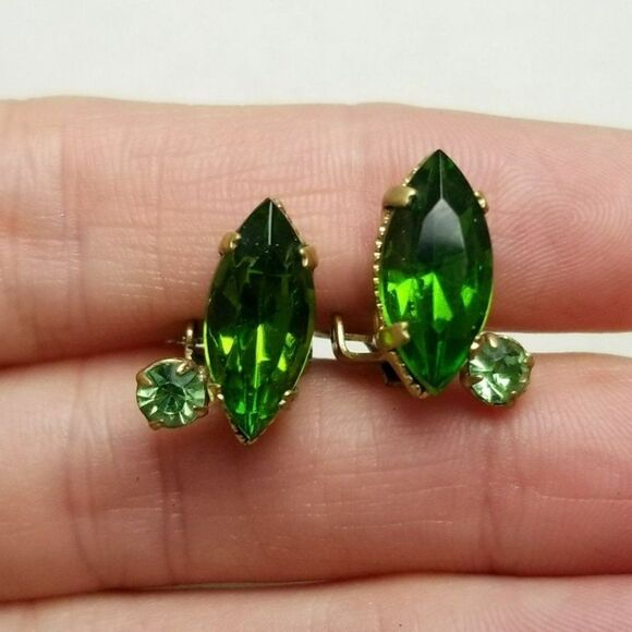 Vintage Green Rhinestone Marque Shape Clip On Earrings, Gold Tone Setting, 60s - Picture 2 of 6